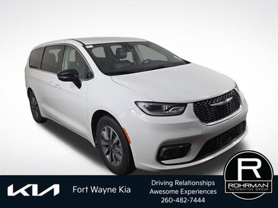 2024 Chrysler Pacifica Hybrid Select