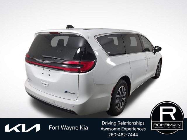 2024 Chrysler Pacifica Hybrid Select
